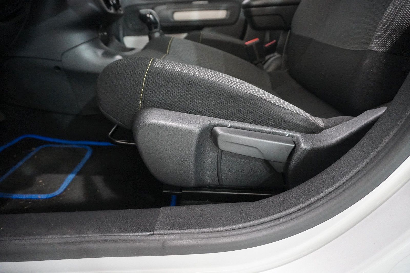 Fahrzeugabbildung Citroën C3 LIM. 1.2 LIVE KLIMA/TEMP./NEBEL/SPORT/USB