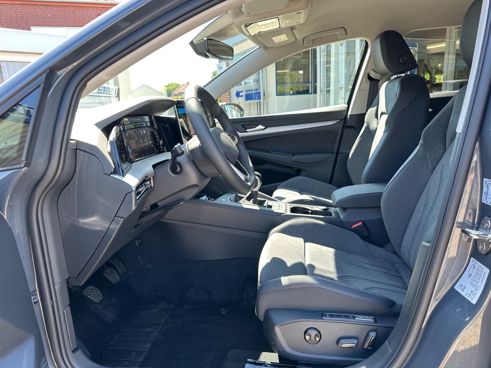Fahrzeugabbildung Volkswagen Golf VIII Variant 1.5 TSI Life Navi/ACC/LED/Shzg