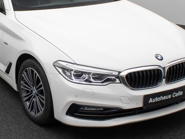 Fahrzeugabbildung BMW 520d SportLine Kamera Panorama HUD H/K AHK LED