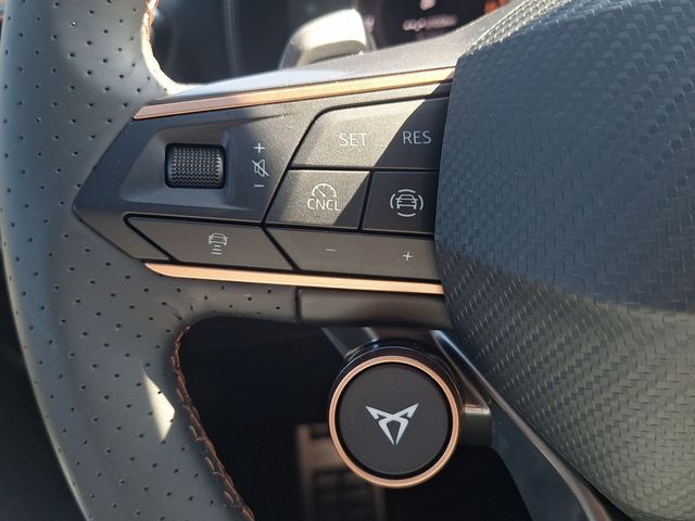 Leon KEYLESS PDC SHZ KAMERA NAVI ACC FACEL. LED