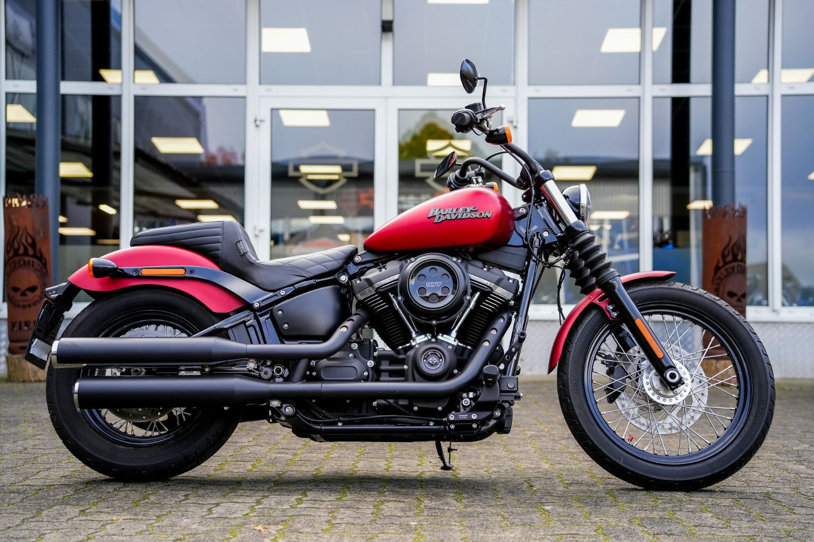 Fahrzeugabbildung Harley-Davidson FXBB Street Bob Softail - Sissybar -Satteltasche
