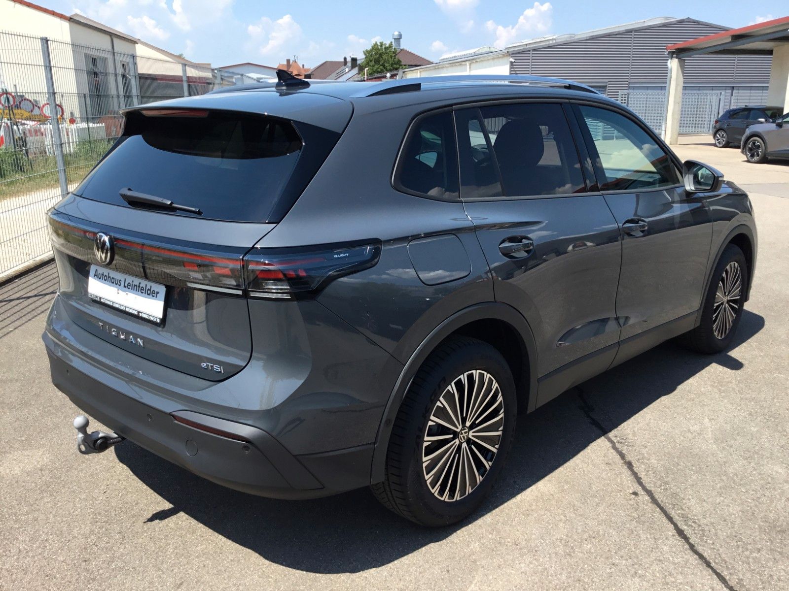 Fahrzeugabbildung Volkswagen Tiguan 1.5 eTSI DSG Life+AHK+360°+18"+LED+AppCon