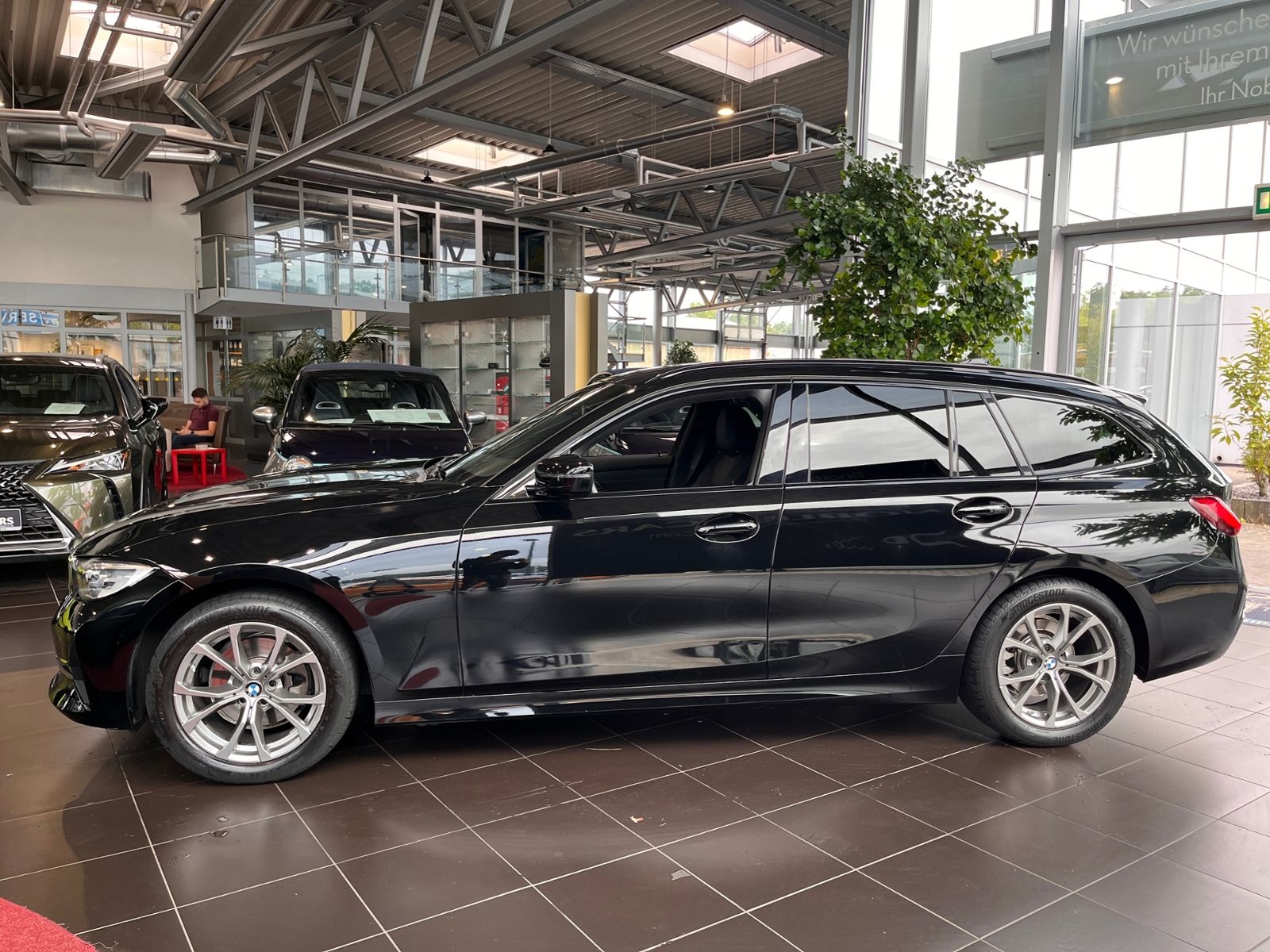 Fahrzeugabbildung BMW 320 i Sport Line Touring ACC LED NAVI ALU