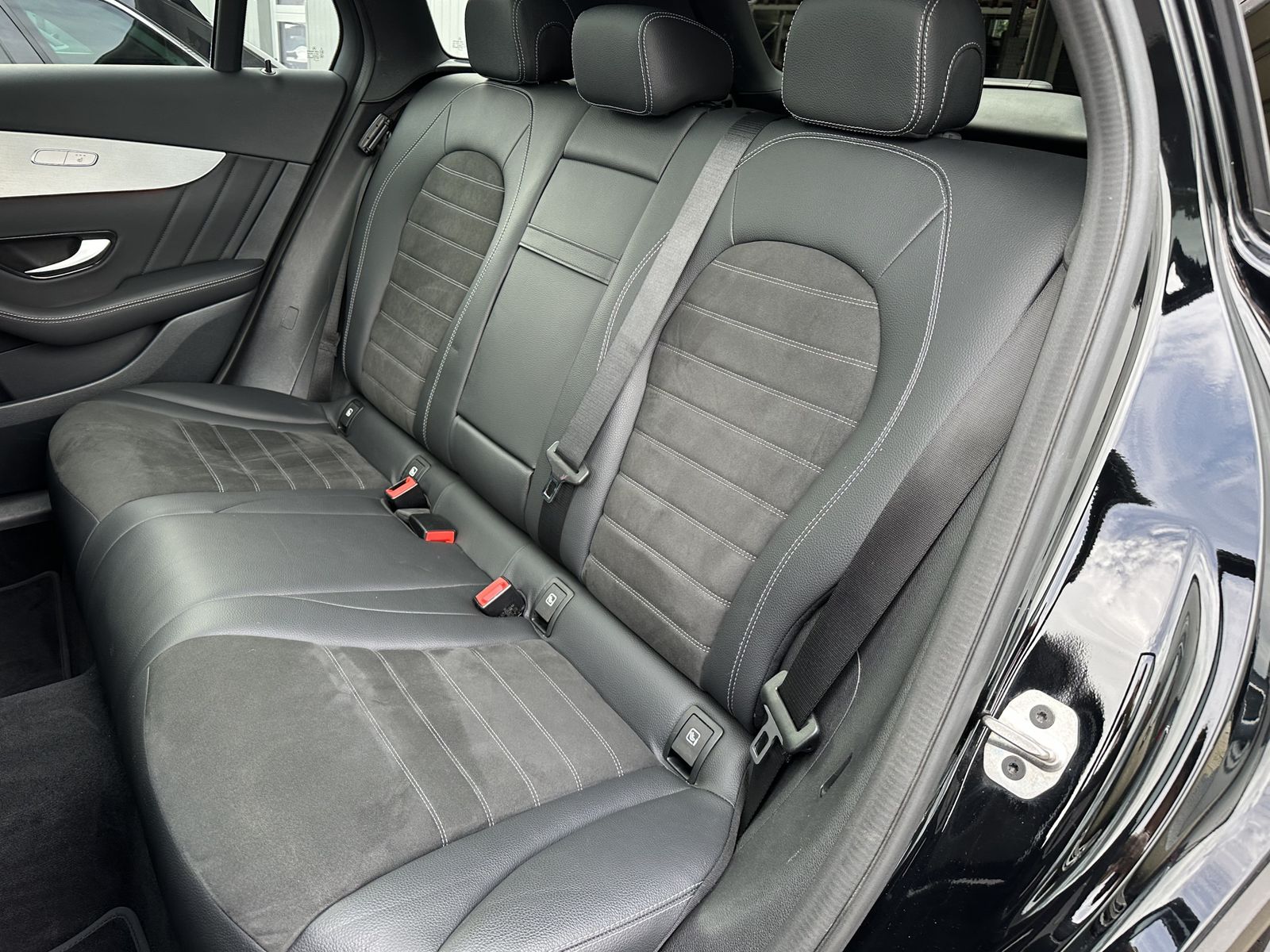 Fahrzeugabbildung Mercedes-Benz GLC 300e 4M AMG-Line NAV+LED+PANO+CARPLAY+20ZOLL