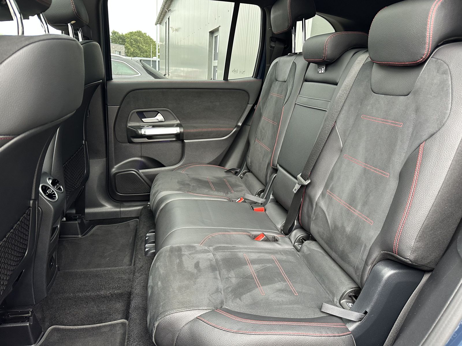 Fahrzeugabbildung Mercedes-Benz GLB 220d 4Matic AMG-Line NAV+LED+PANO+AHK+360°