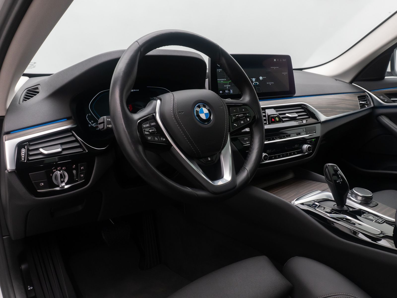 Fahrzeugabbildung BMW 530e HUD DAB Alarm Panorama HiFi Sport Leder