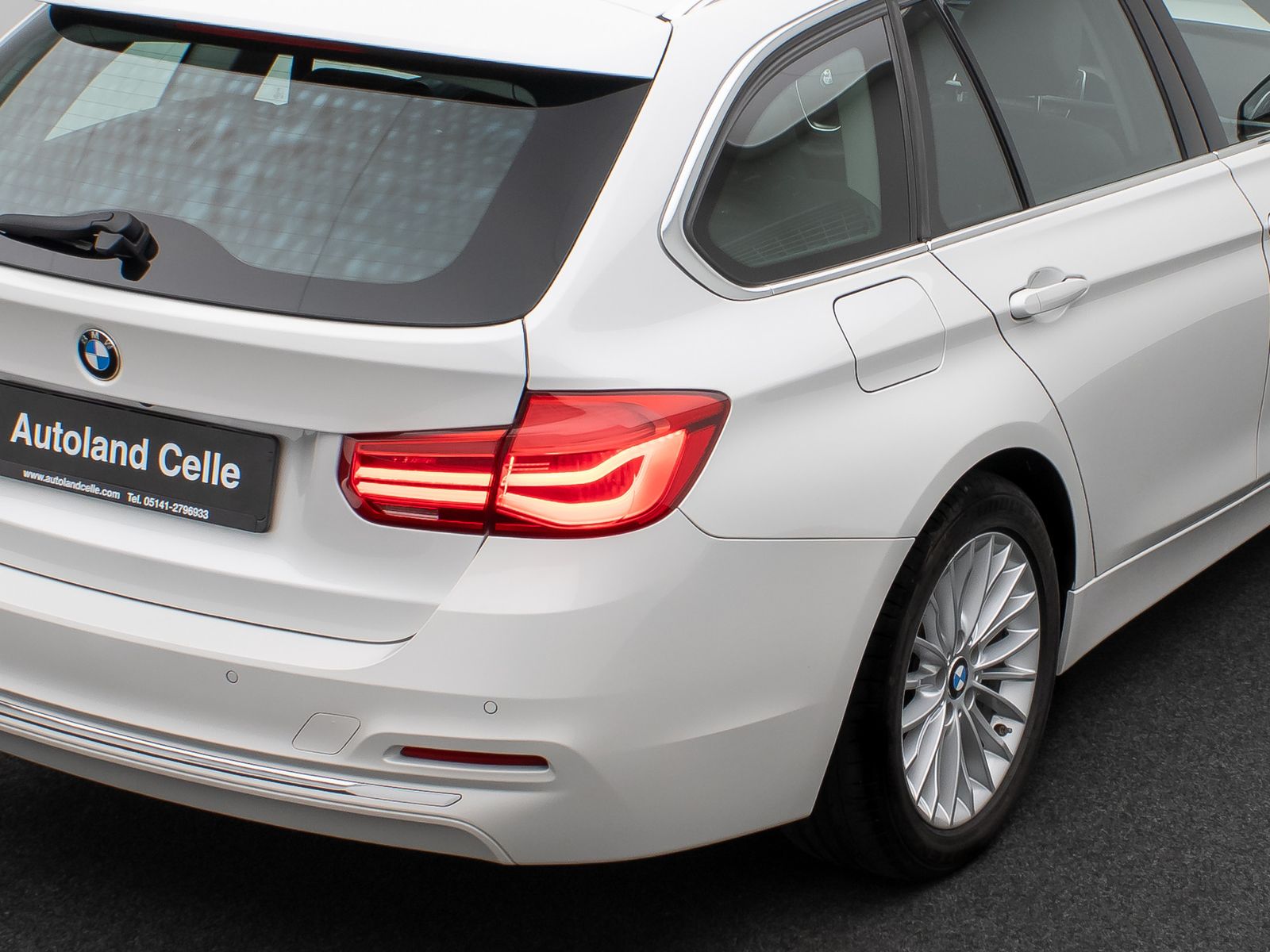 Fahrzeugabbildung BMW 320d Luxury Line Kamera HUD HiFi Stop&Go Komfort