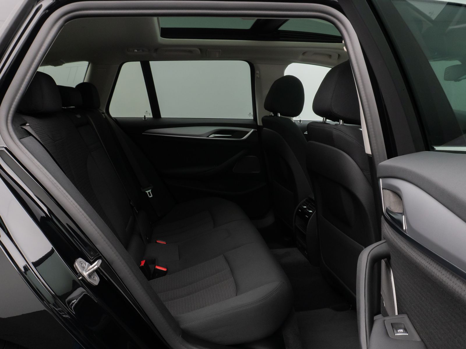 Fahrzeugabbildung BMW 520d Kamera DAB H/K Alarm DisKey Panorama MSport