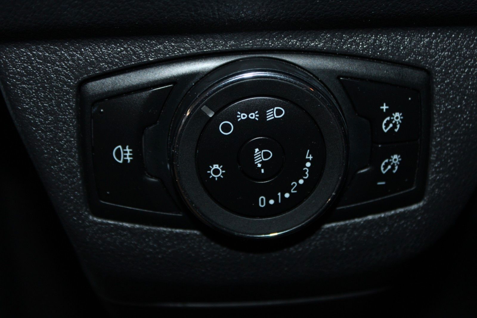 Fahrzeugabbildung Ford Transit Courier Kasten Dachträger