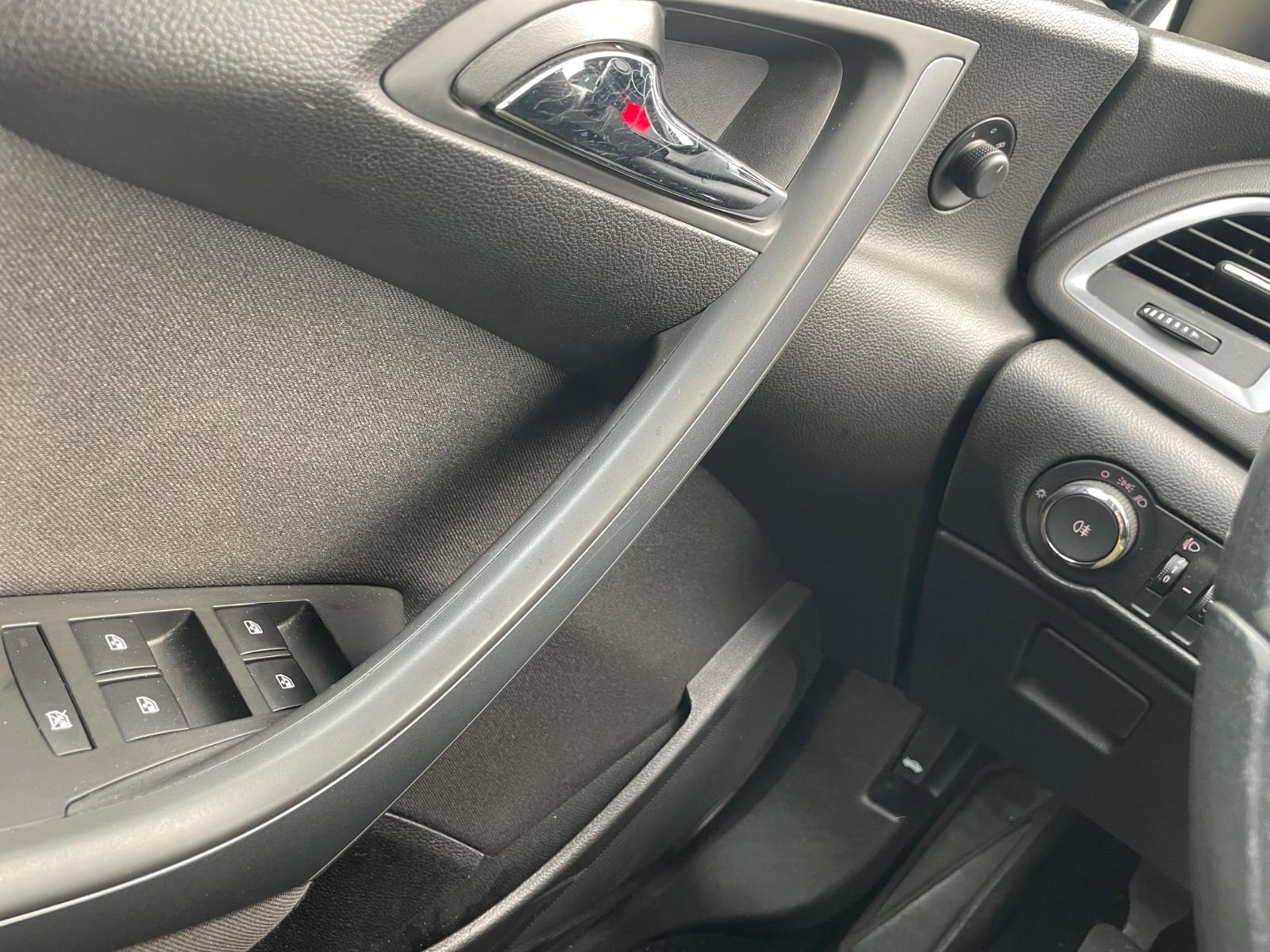 Opel Astra 2015 — photo 11