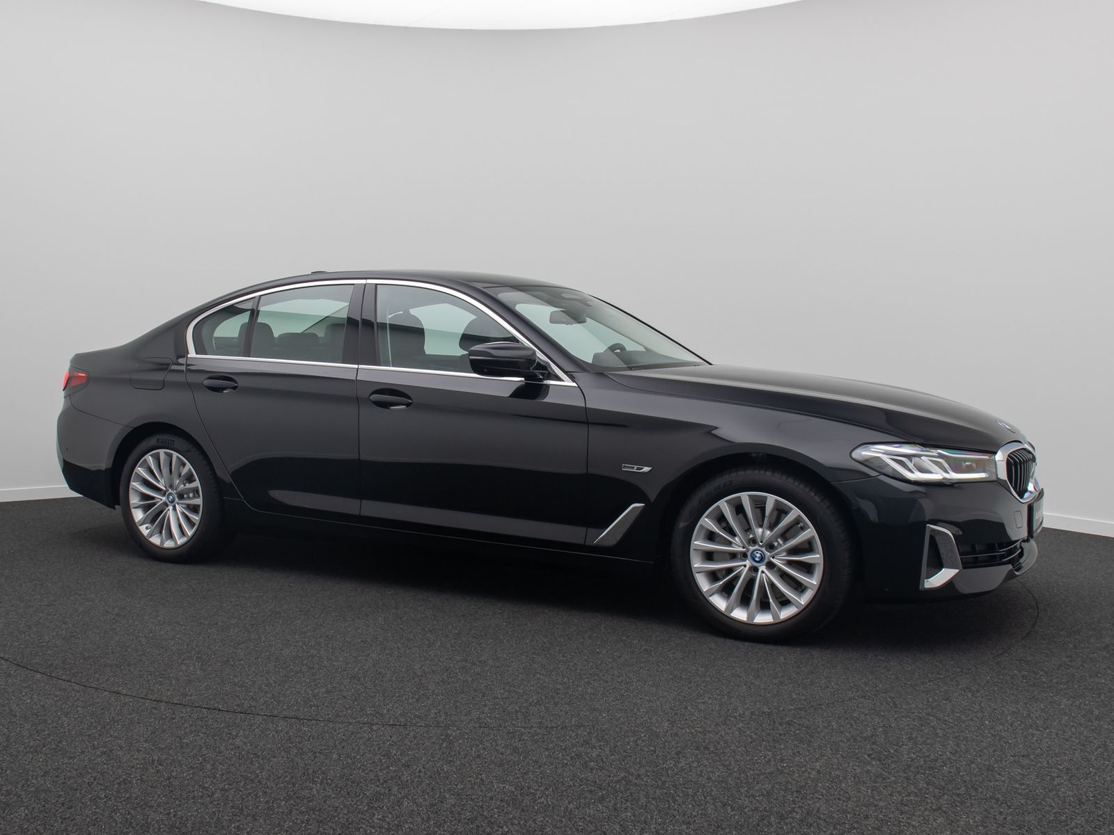 Fahrzeugabbildung BMW 530e Luxury Line ACC Laser 360° HUD DAB Sport