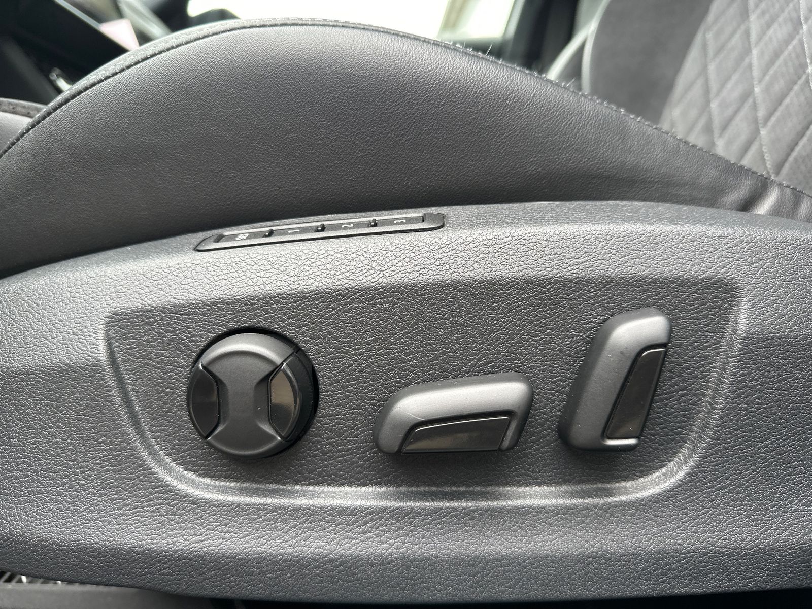 Fahrzeugabbildung SKODA Superb Combi 1.4 TSI iV DSG Sportline NAV+LED