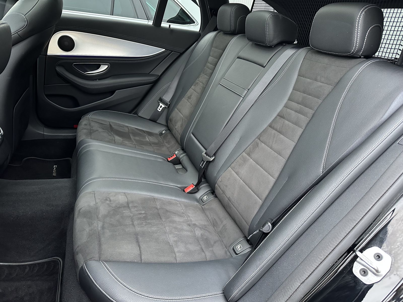 Fahrzeugabbildung Mercedes-Benz E 300de T AMG-Line NAV+LED+PANO+360°+DISTRONIC