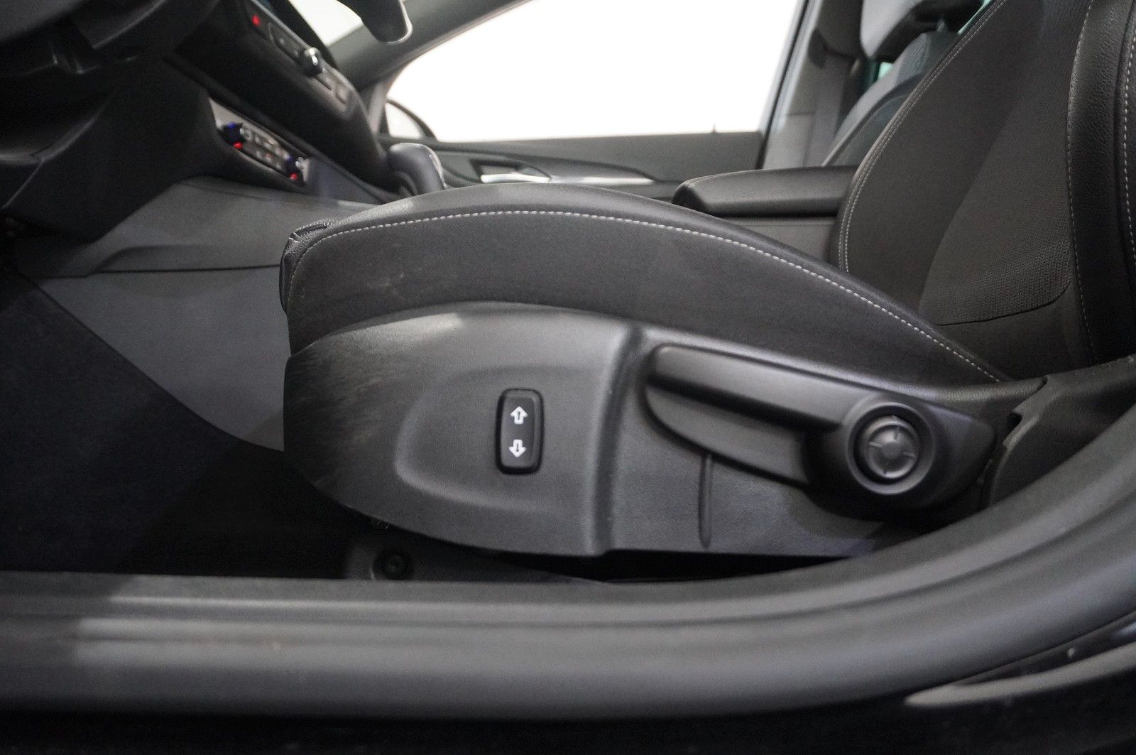 Fahrzeugabbildung Opel Insignia B ST 2.0D ELEGANCE NAVI/LED/KAMERA/HUD
