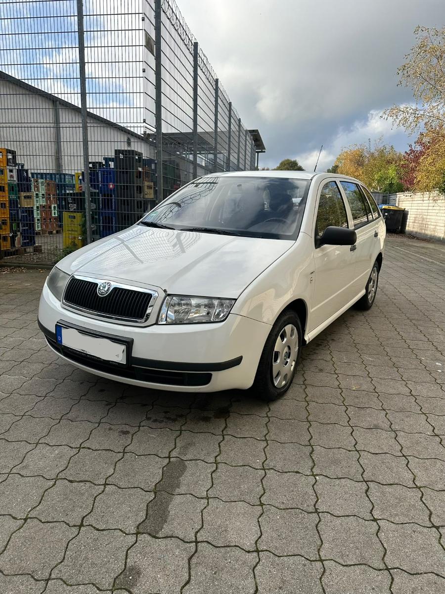 Skoda Fabia 2004 — rear view