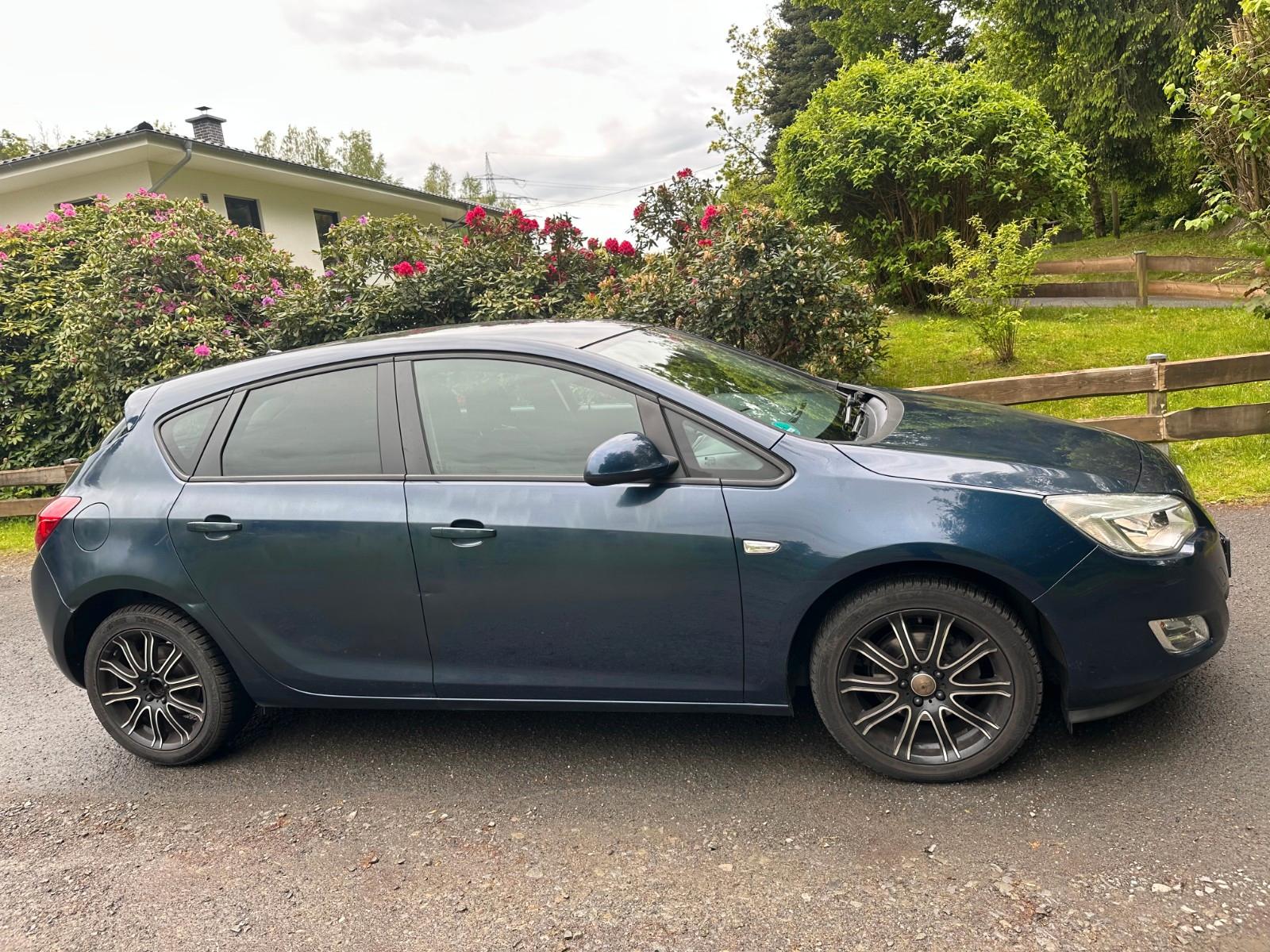 Opel Astra J Lim. 1.6 Design Edition Automatik