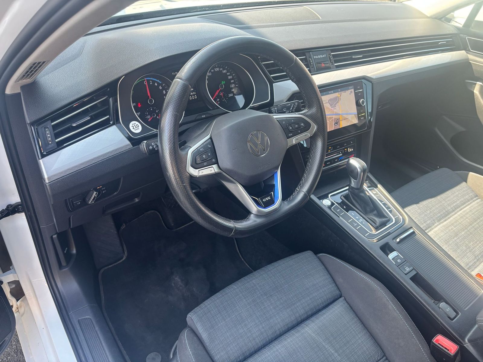 Fahrzeugabbildung Volkswagen Passat Var. 1.4 GTE-NAV-LED-KAMERA-ACC-APPS-SHZ-