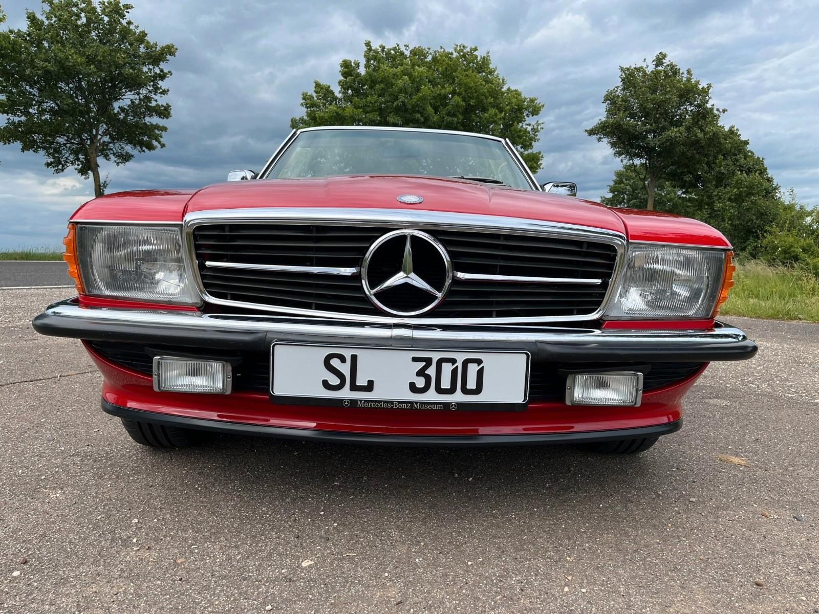 Mercedes-Benz SL 300 / 300SL / R107