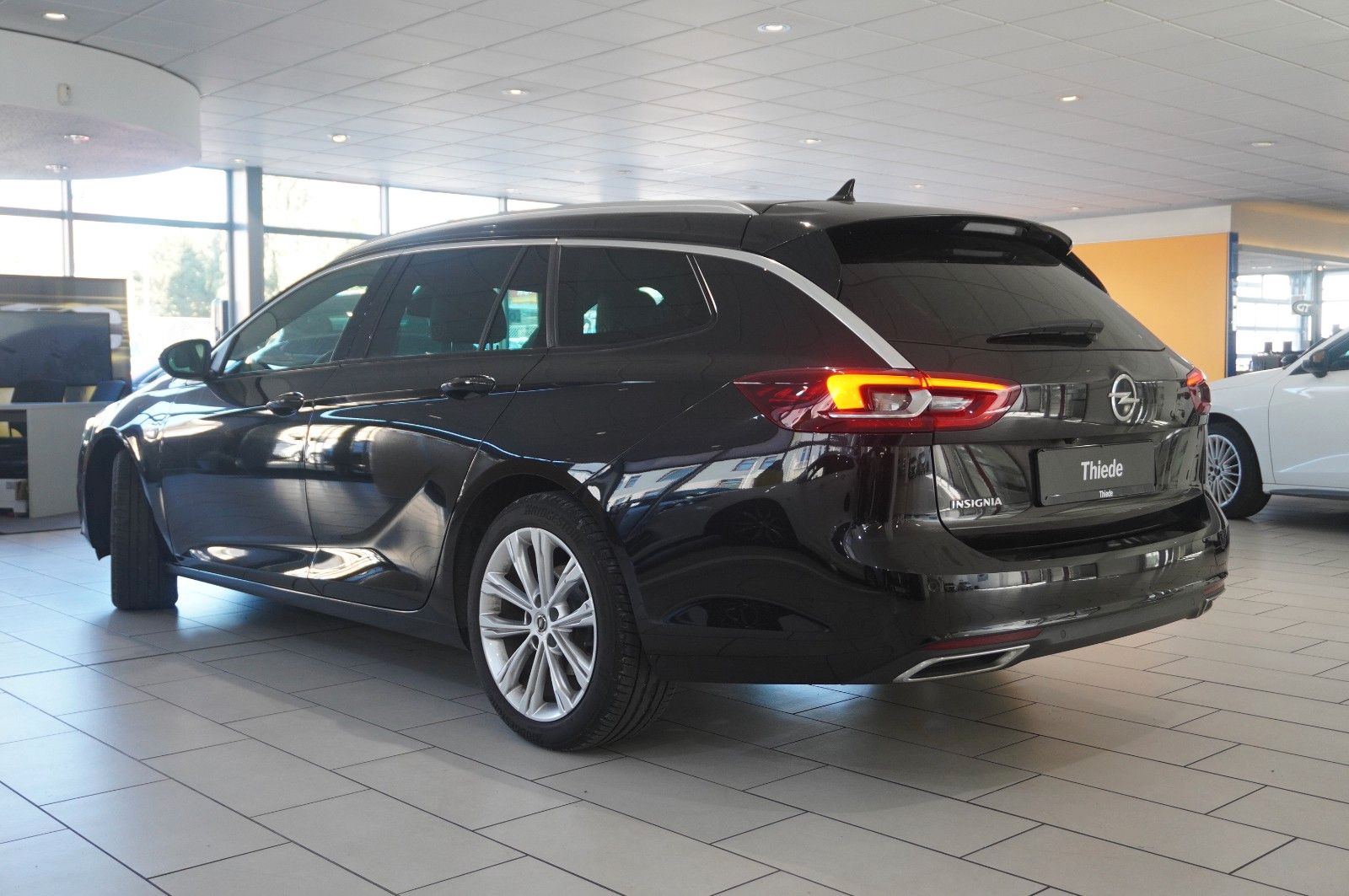 Fahrzeugabbildung Opel Insignia B ST 2.0D ELEGANVE NAVI/LED/KAMERA/OPC