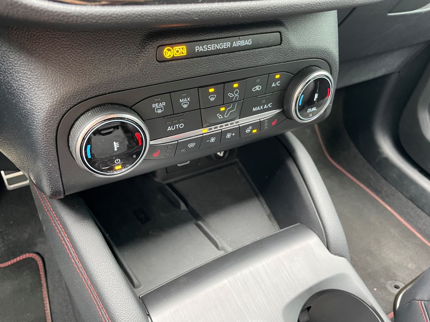 Fahrzeugabbildung Ford Kuga ST-Line X LED B&O elek Sitze und Heckkl