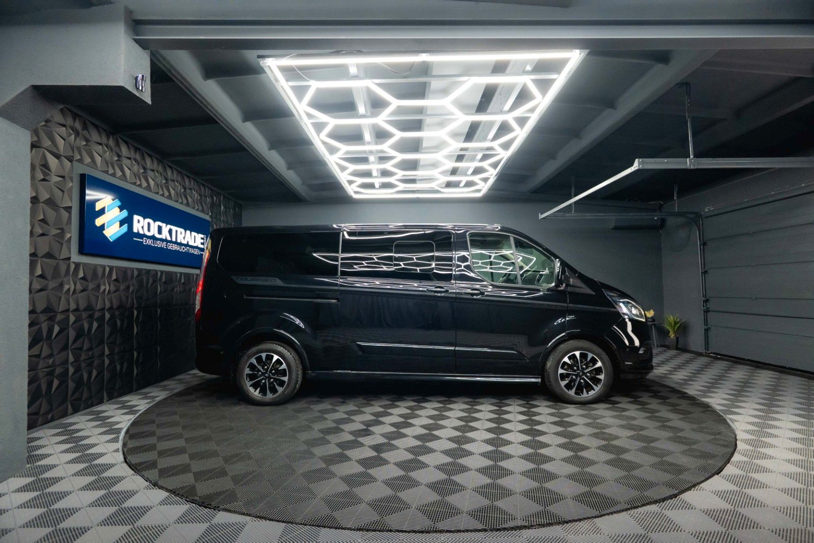 Fahrzeugabbildung Ford Tourneo Custom 320 L2 Sport | 8Sitze | ACC | LED