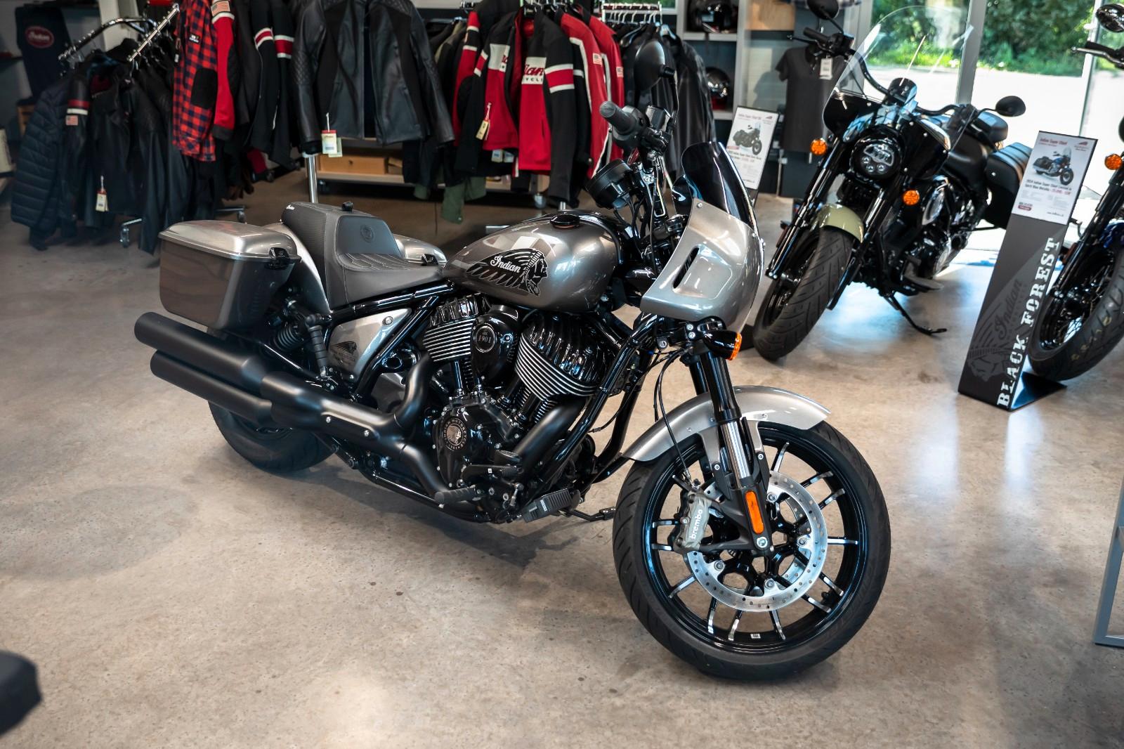 Indian 2025 Sport Chief RT + Jekill & Hyde Auspuff