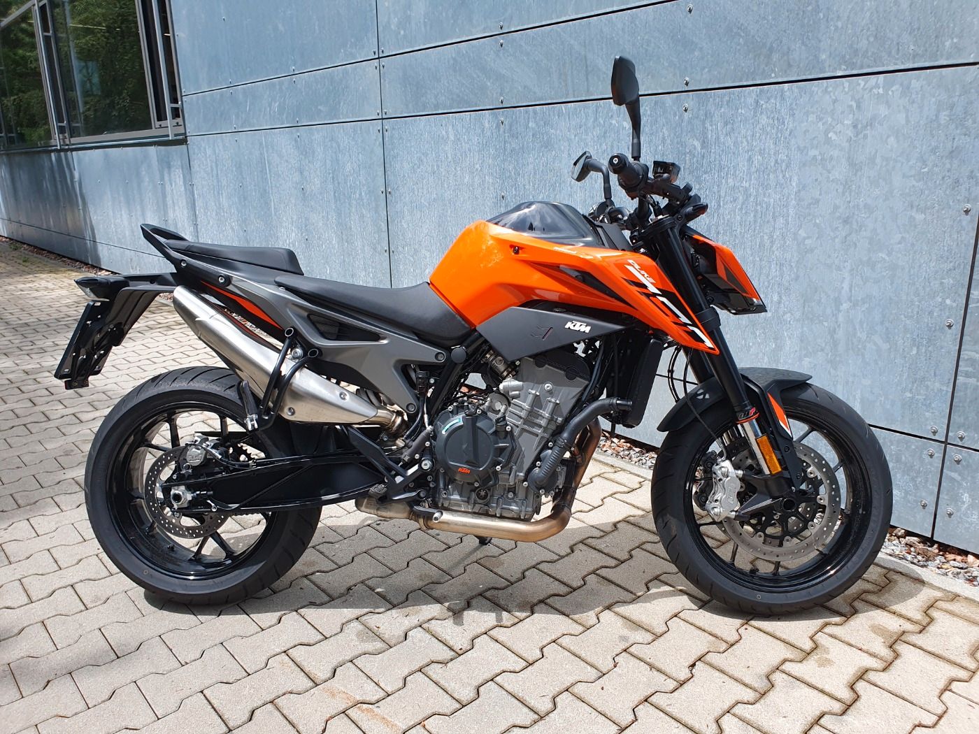 Fahrzeugabbildung KTM 790 Duke Modell 2024 beide Farben lagernd