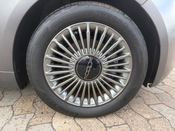 Fahrzeugabbildung Fiat 500e Icon Navi Klimaaut. DAB Mattlackierung