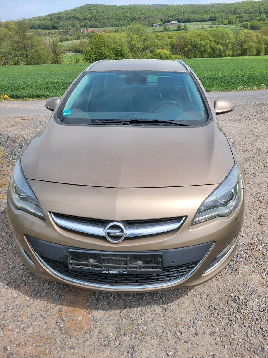 Opel Astra 2014 — rear view