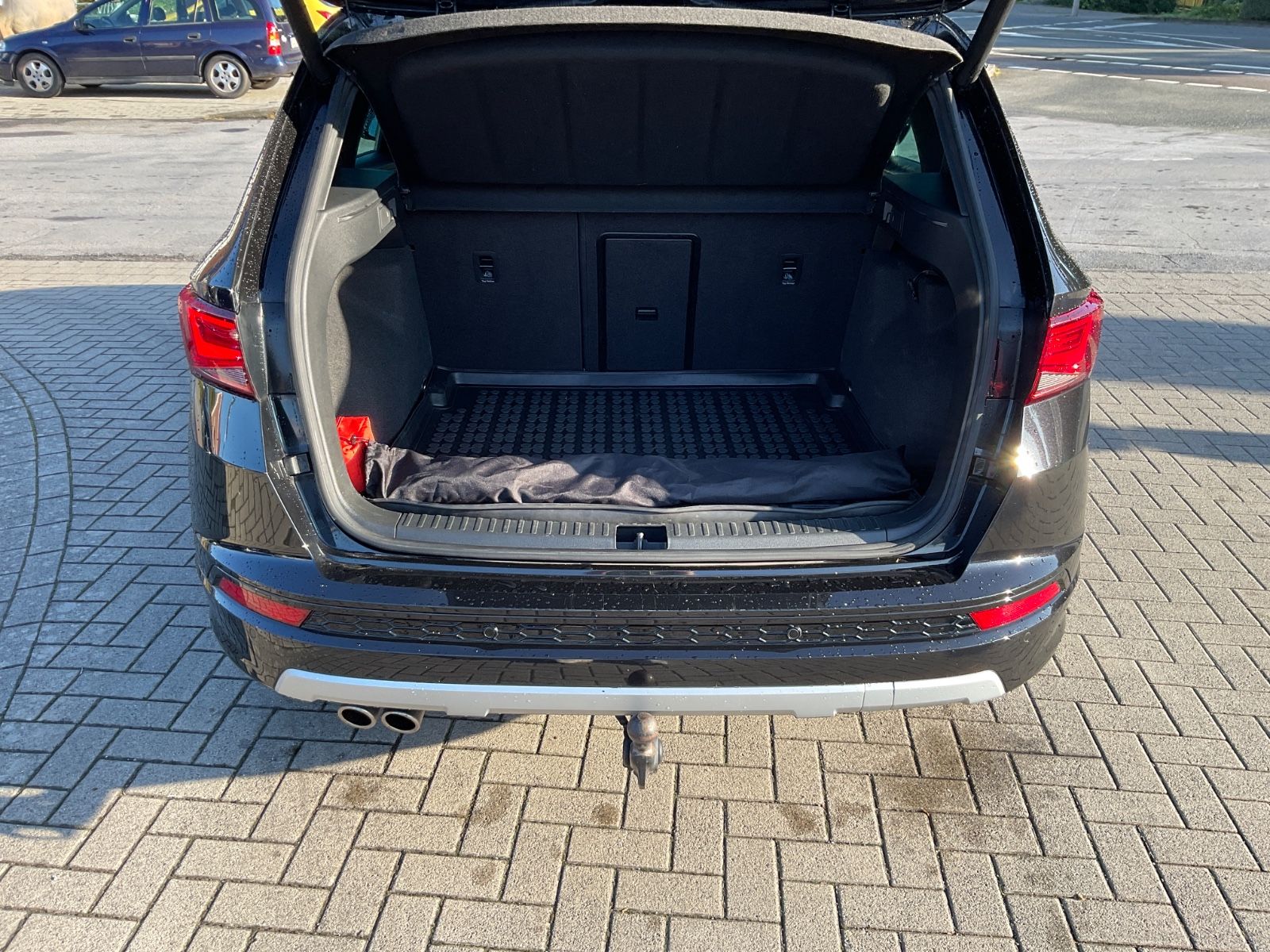 Fahrzeugabbildung SEAT Ateca 1.5 TSI FR DSG,AHK,LED,Navi,19",ACC