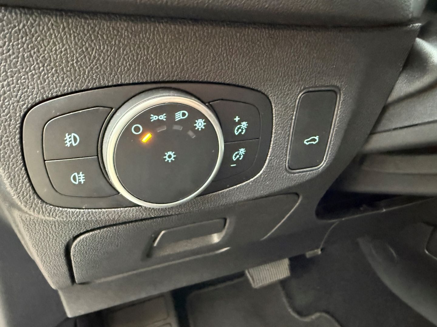 FORD Focus Titanium X Turnier AHK-Navi Digi Cockpit L - Image 14