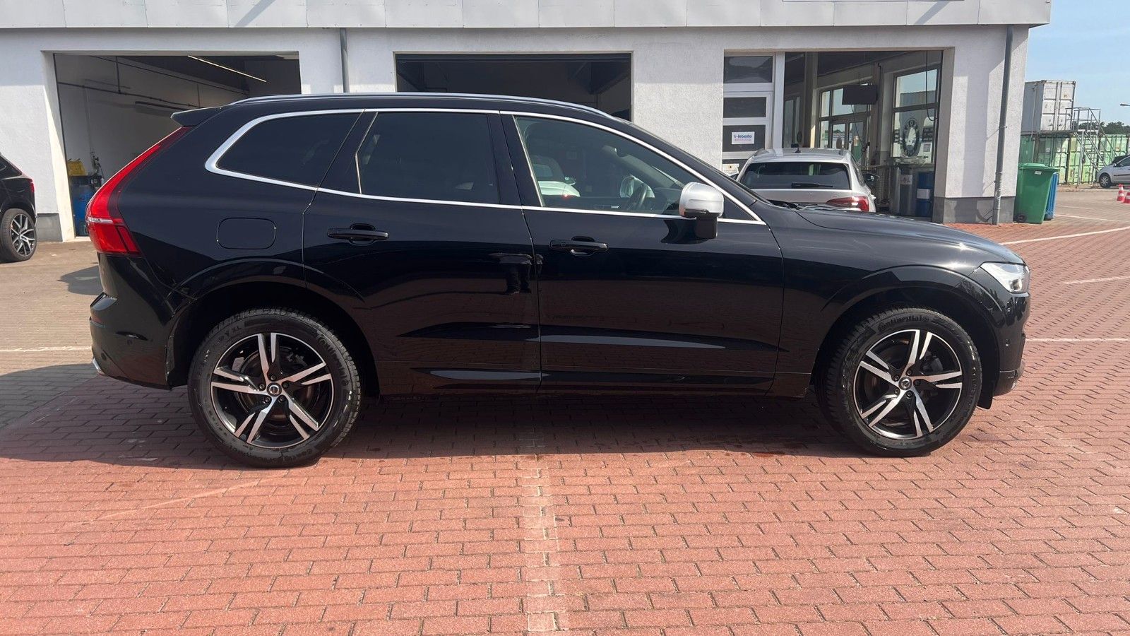 Fahrzeugabbildung Volvo XC60 R-Design D5 AWD*H&K*LUFT*PANO*AHK*RFK