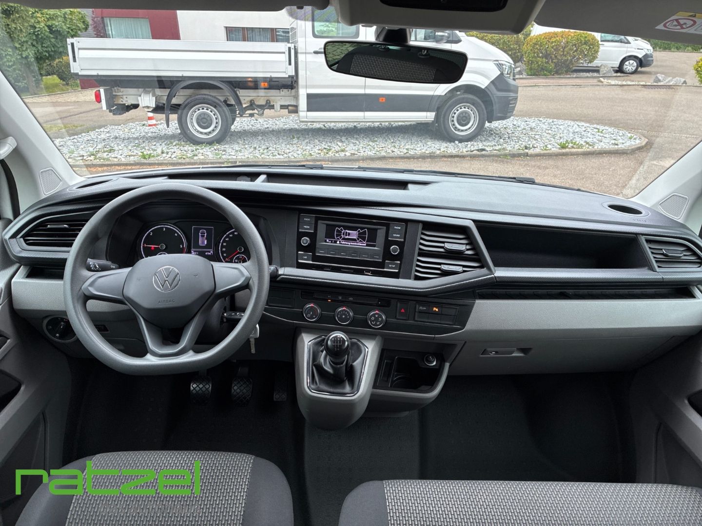 Fahrzeugabbildung Volkswagen T6.1 Kombi KR 2.0 TDI 9 Sitzer AHK DAB Park Dist