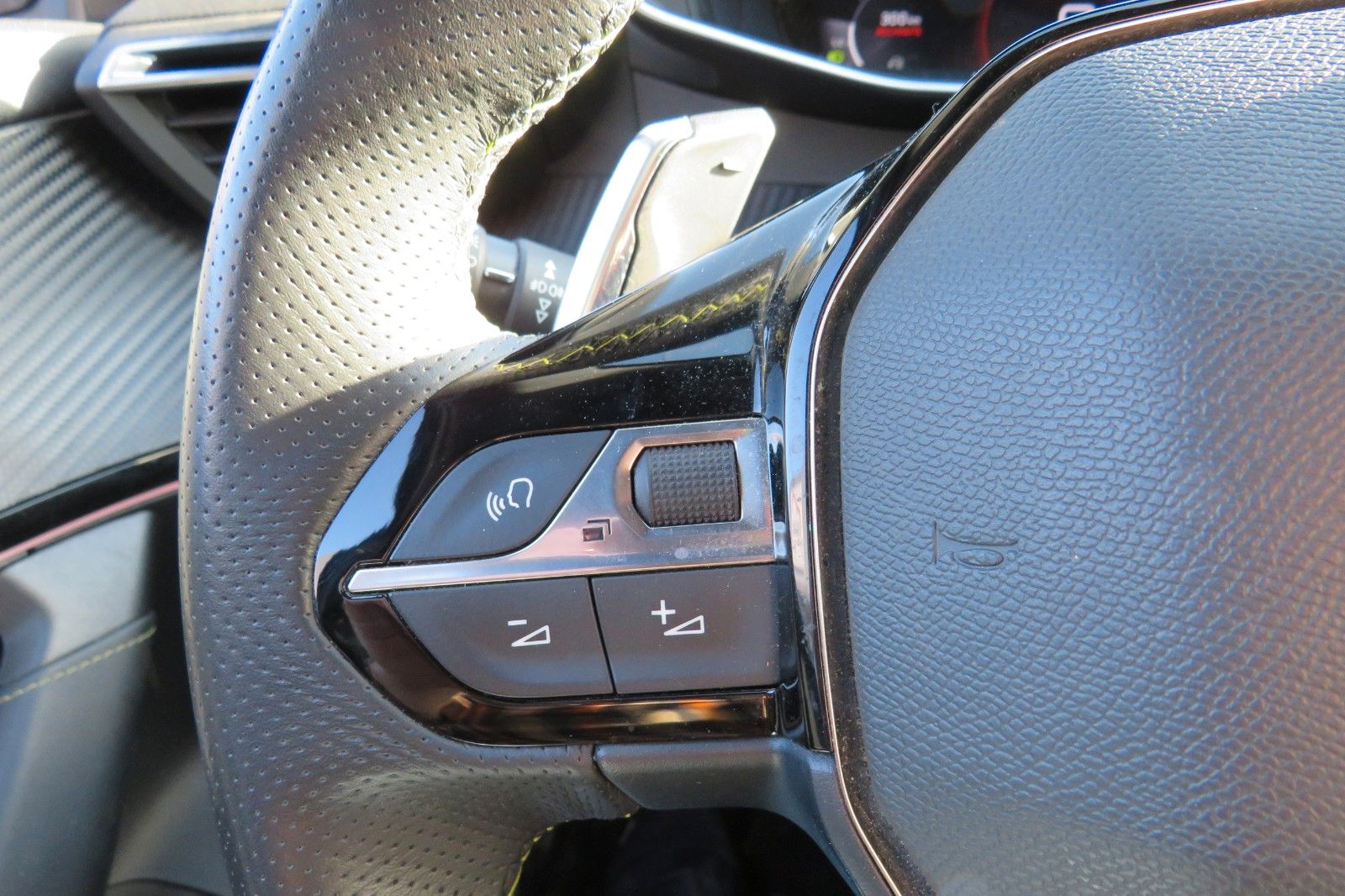 Fahrzeugabbildung Peugeot 2008 GT 8-AUTOMATIK GRA NAVI PDC 1.HAND
