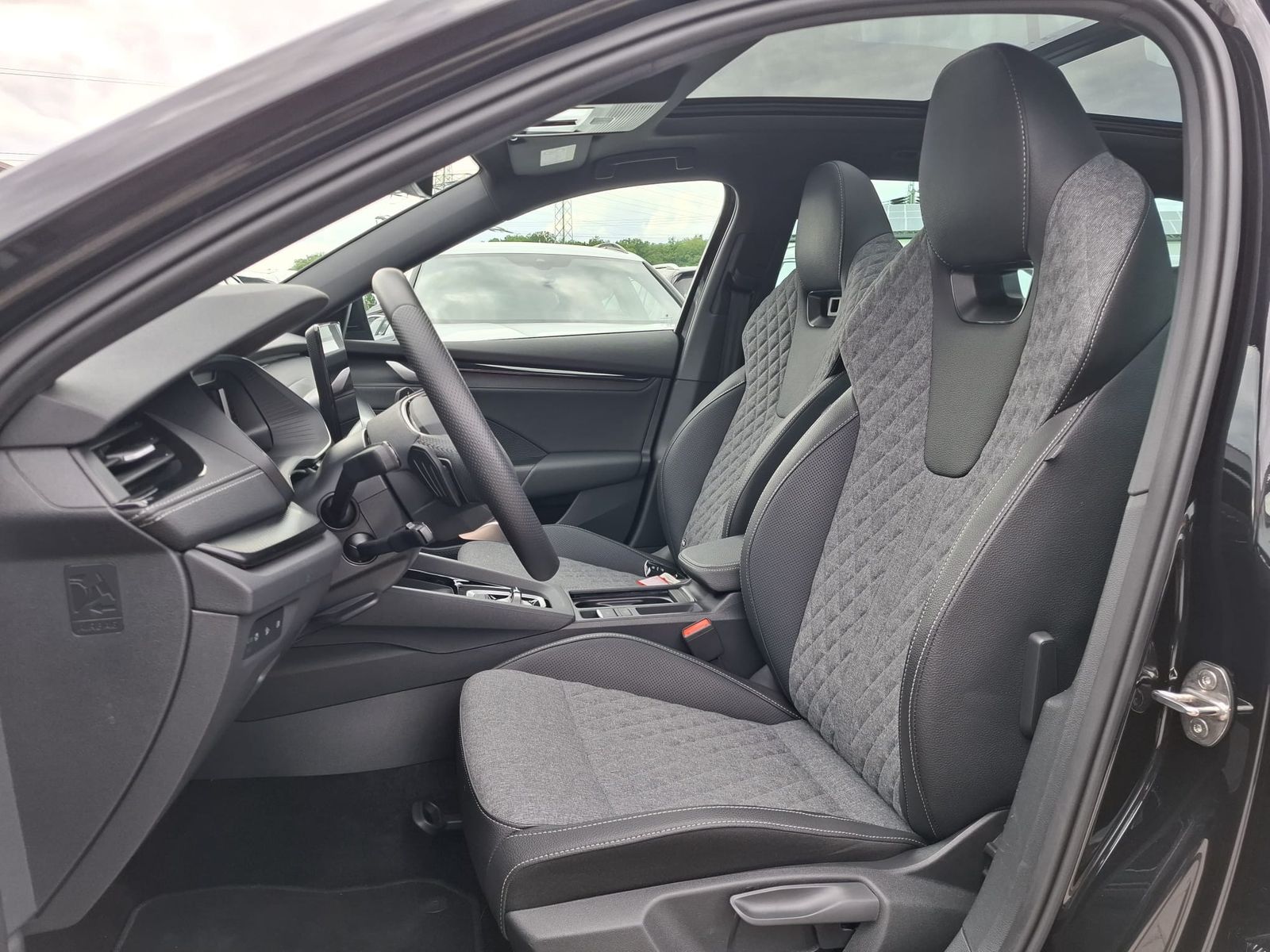 Fahrzeugabbildung SKODA Octavia 1.5 DSG Sportline PANO*MATRIX*AHK*5J.GAR