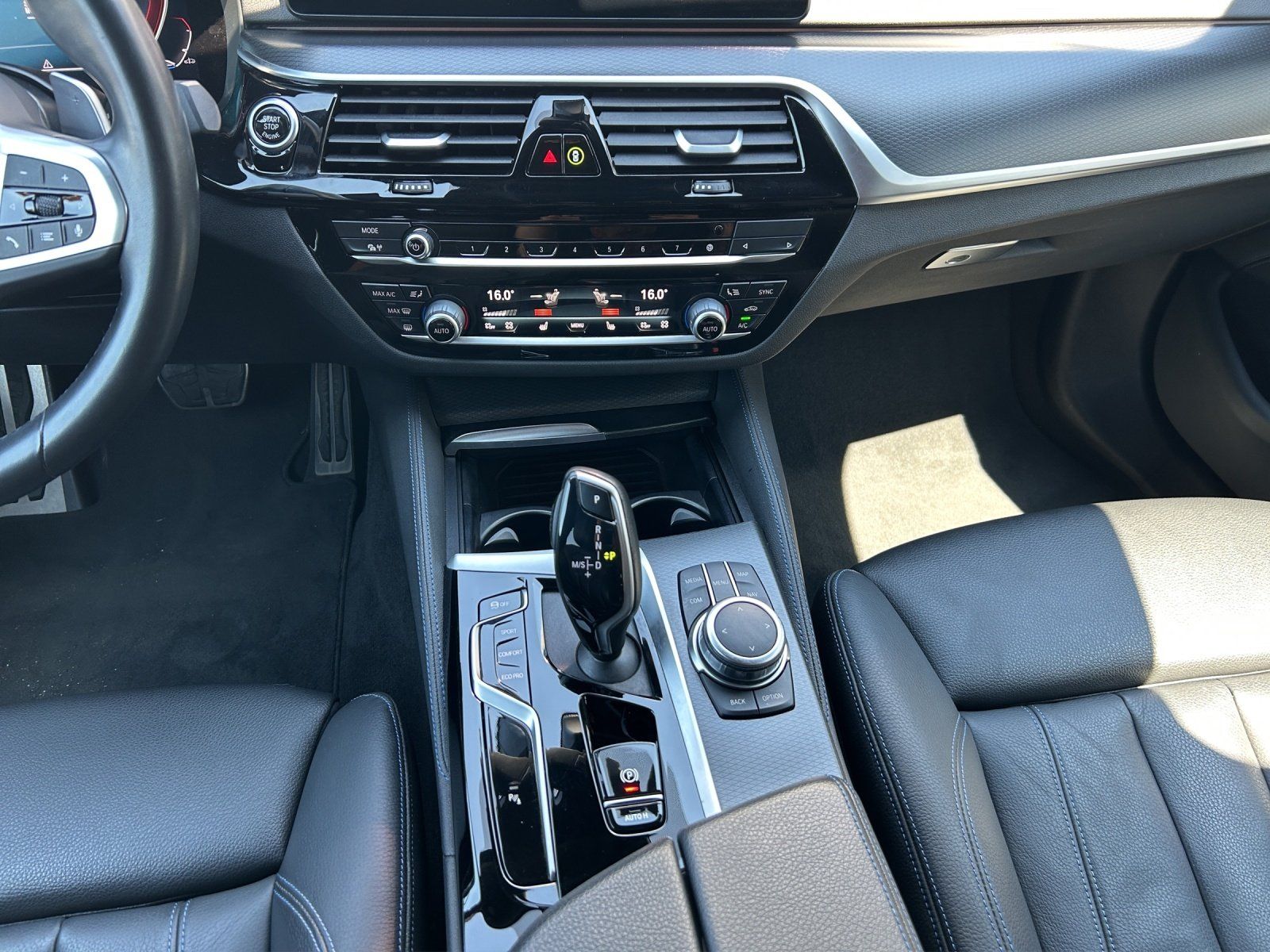 Fahrzeugabbildung BMW 530d Aut. M-Sportpaket/LIVE-COCKPIT/KAMERA/LED/