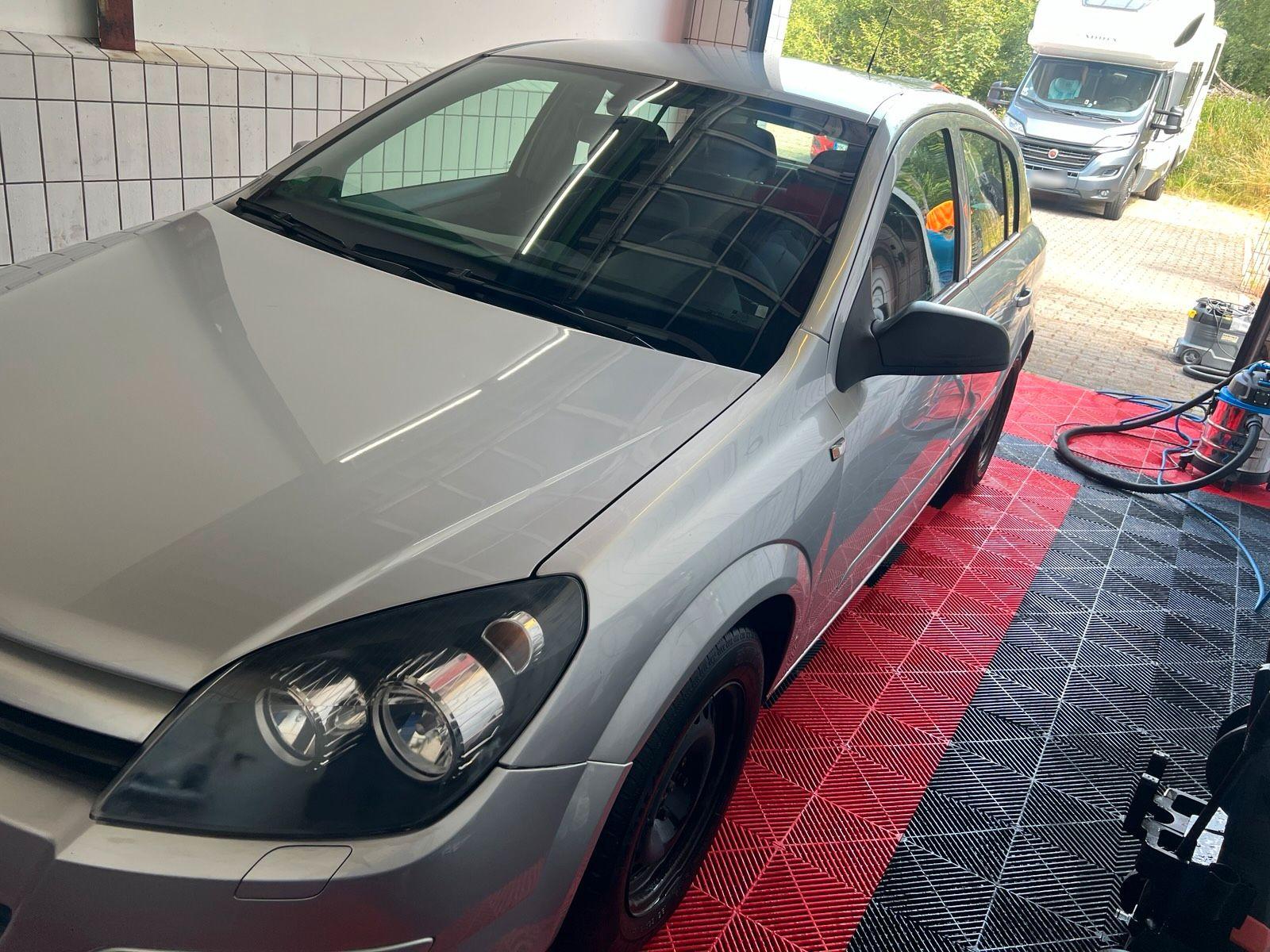 Opel Astra 2004 — rear view