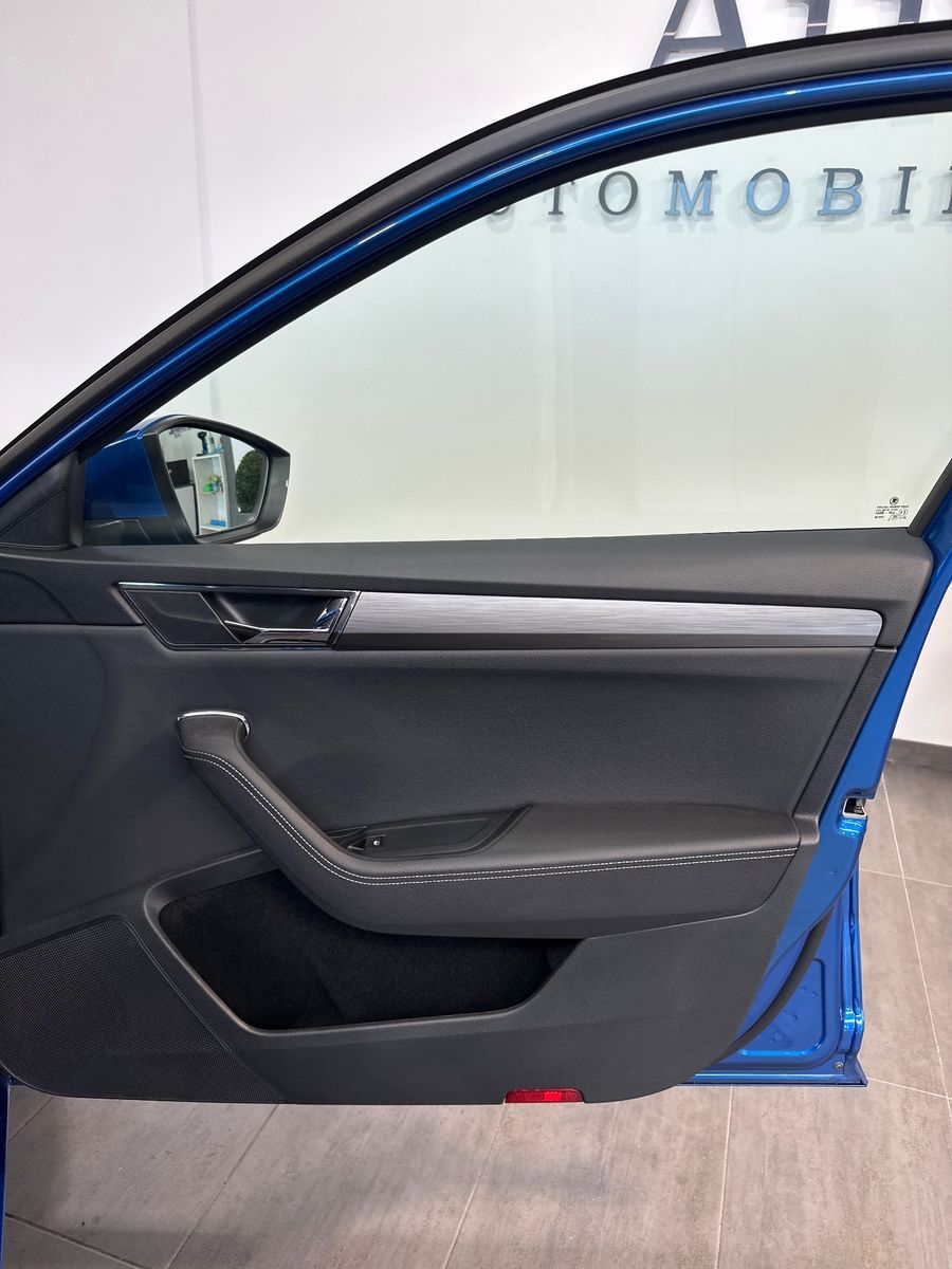Fahrzeugabbildung SKODA Superb Combi 2.0 TDI DSG Style NAV+LED