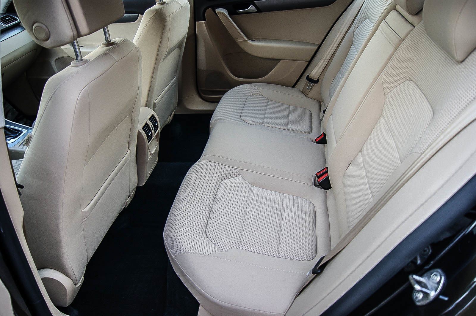 Fahrzeugabbildung Volkswagen Passat Lim 1.8TSI DSG XENON PDC BUSINESS WINTER