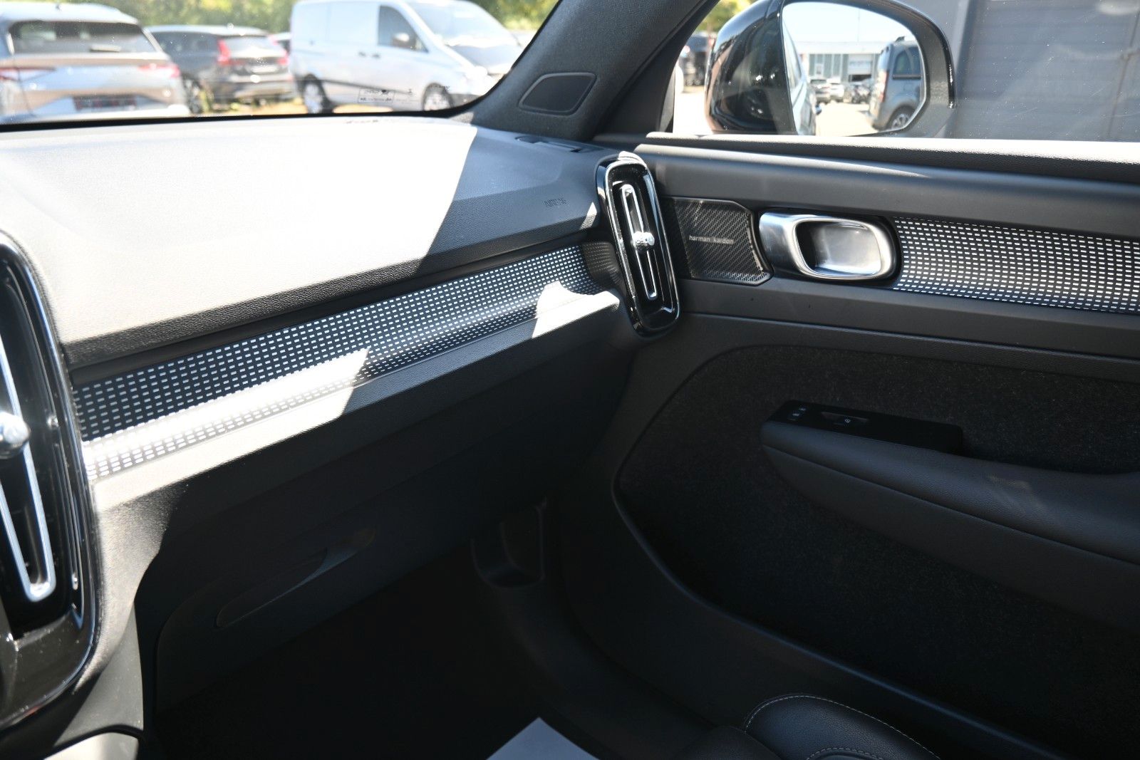 Fahrzeugabbildung Volvo XC40 BEV AWD R Design*H&K*FSHZG*RFK*420 KM RW*