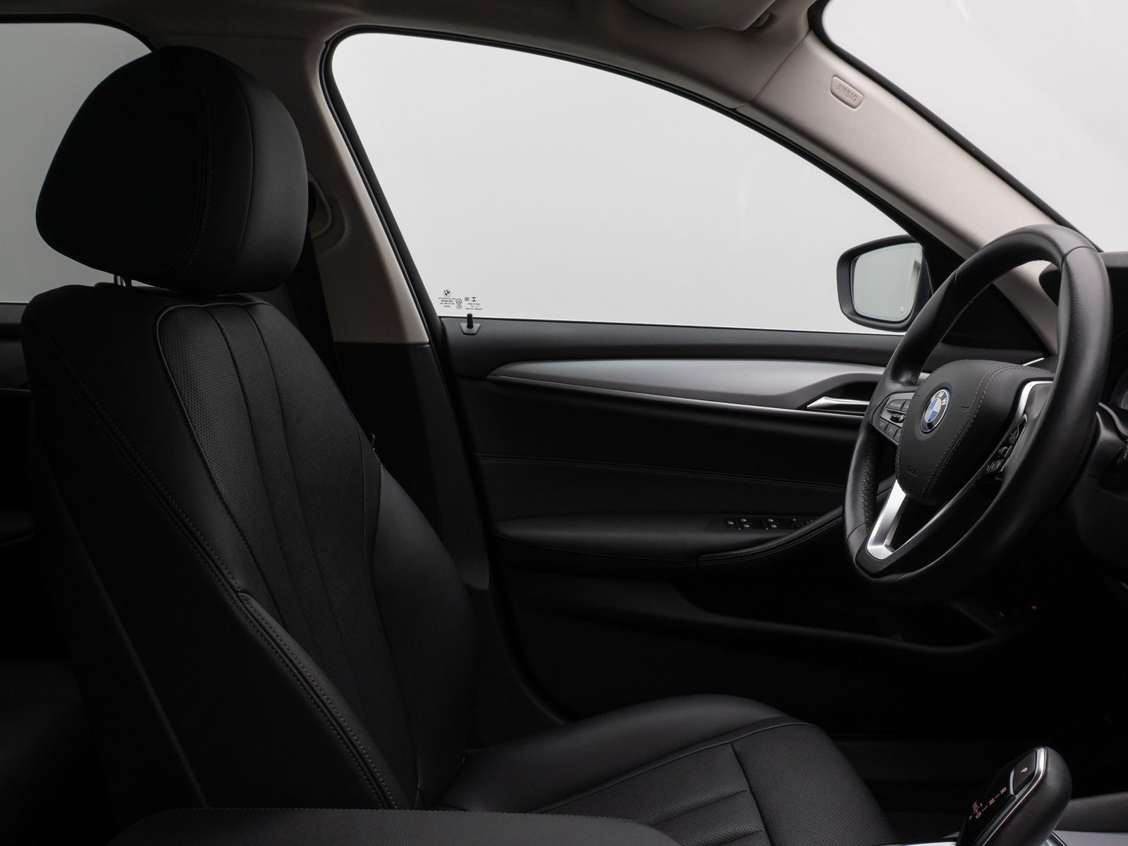 Fahrzeugabbildung BMW 530e Kamera DAB CockPitPro Sitzhzg Alarm LED