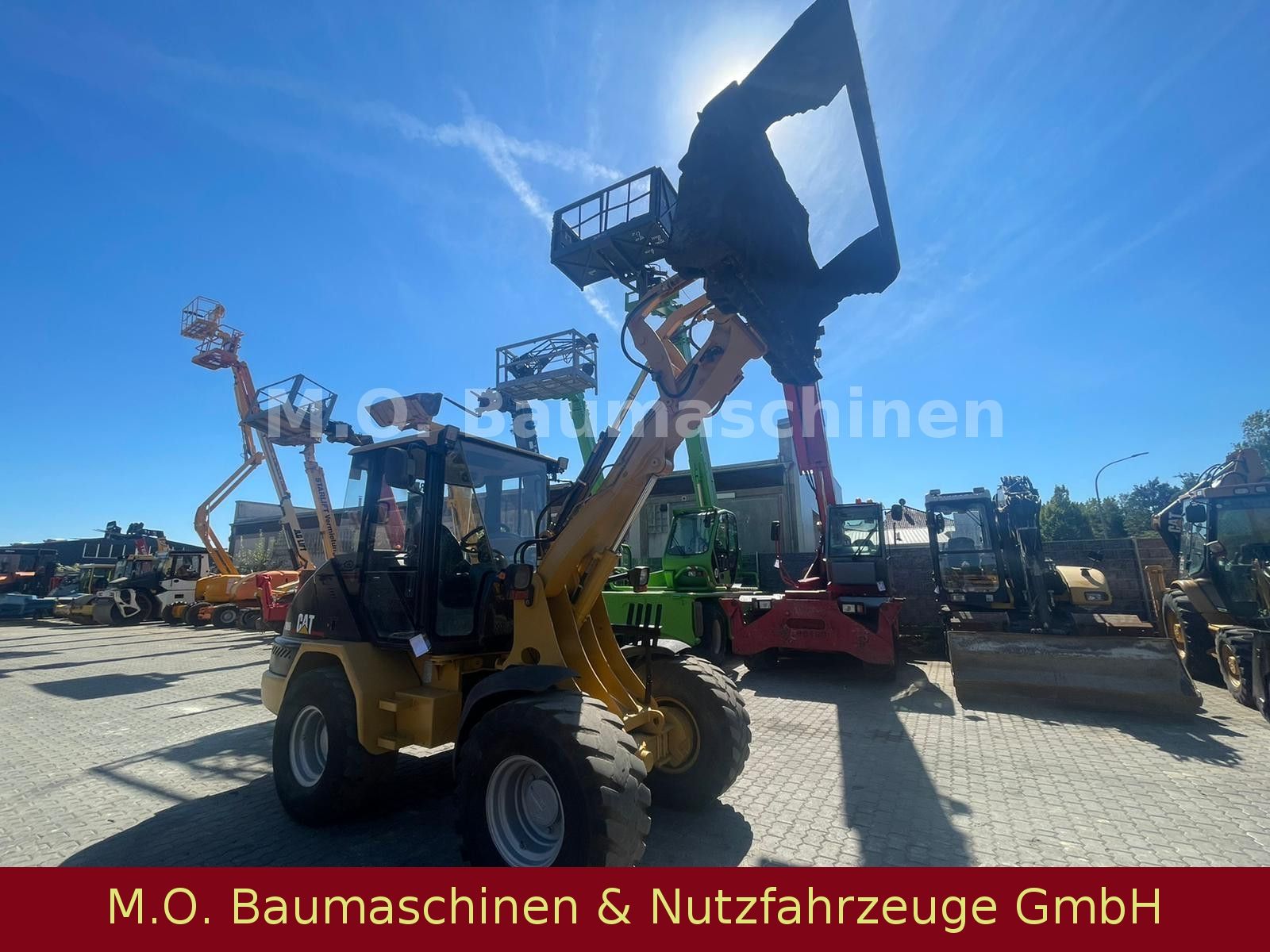 Fahrzeugabbildung CAT 906  / Klappschaufel /  SW /