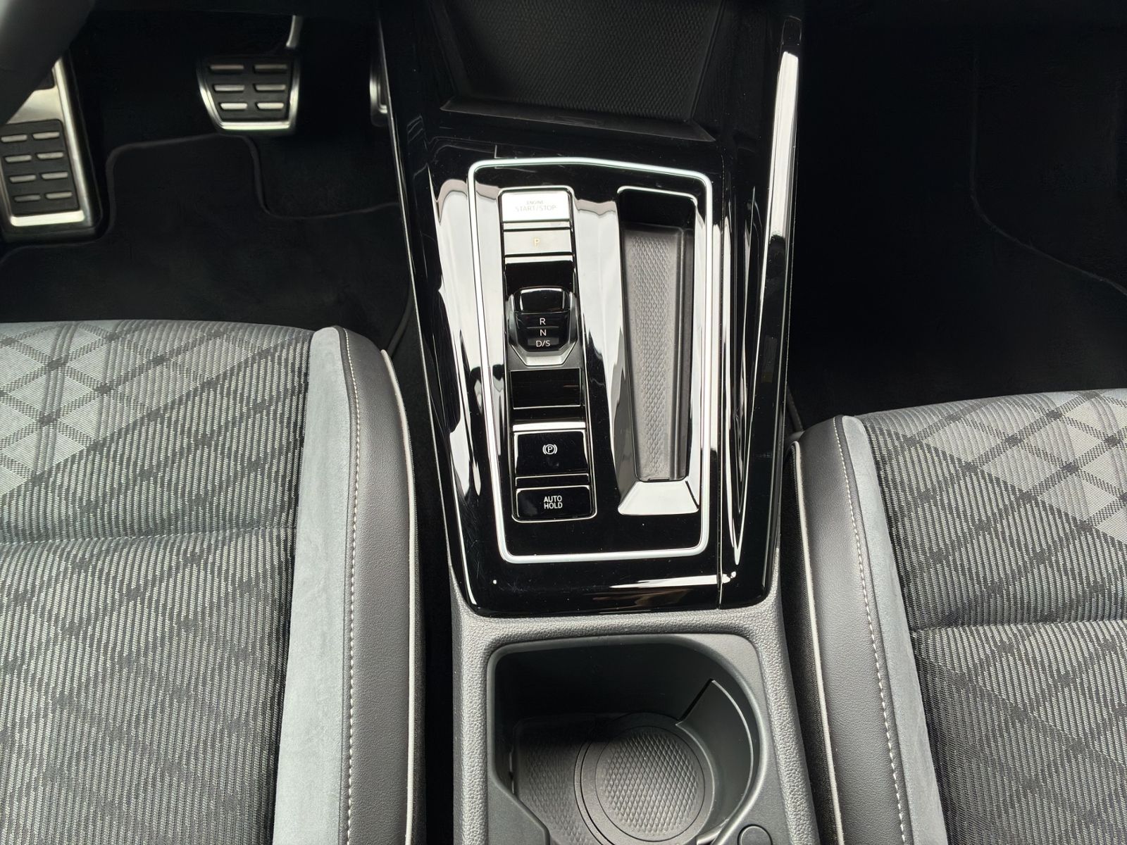 Golf VIII 1,5 l eTSI DSG R-Line *LED+*NAVI*KAMER