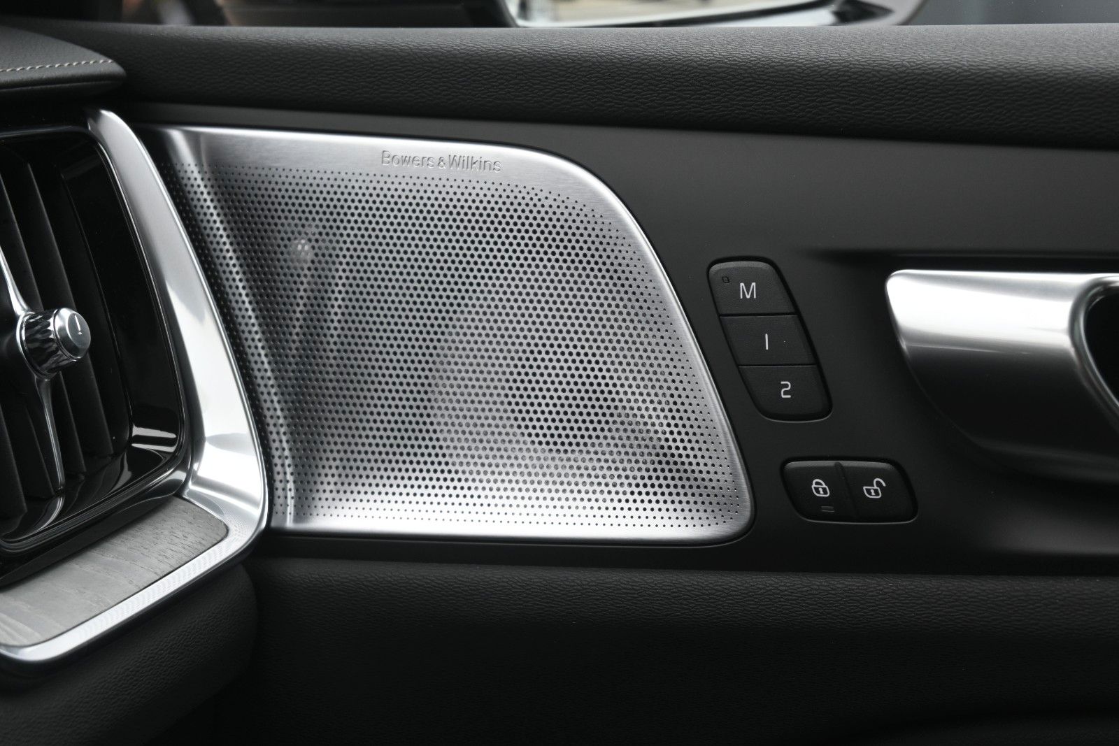 Fahrzeugabbildung Volvo V60 B4 DKG Ultra Dark*B&W*Massage*ACC*AHK*20"
