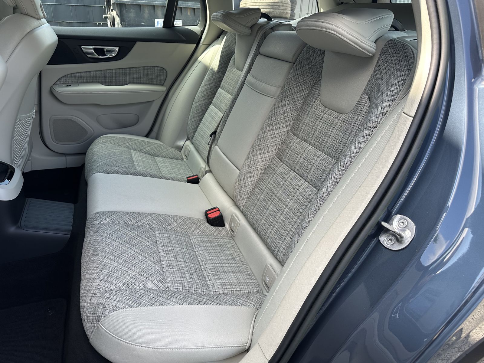 Fahrzeugabbildung Volvo V60 T6 AWD Recharge Core NAV+LED+ACC+STHZG+18ZO