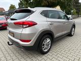 Hyundai TUCSON 2.0 CRDi 100kW Style 4WD AHK 2200kg Navi - : Gold, Geländewagen