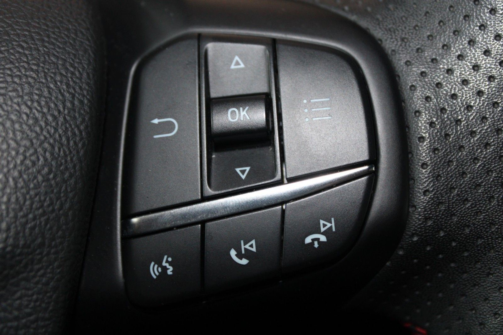 Fahrzeugabbildung Ford Focus ST-Line Aut. LED ACC BLIS WinterPaket uvm.