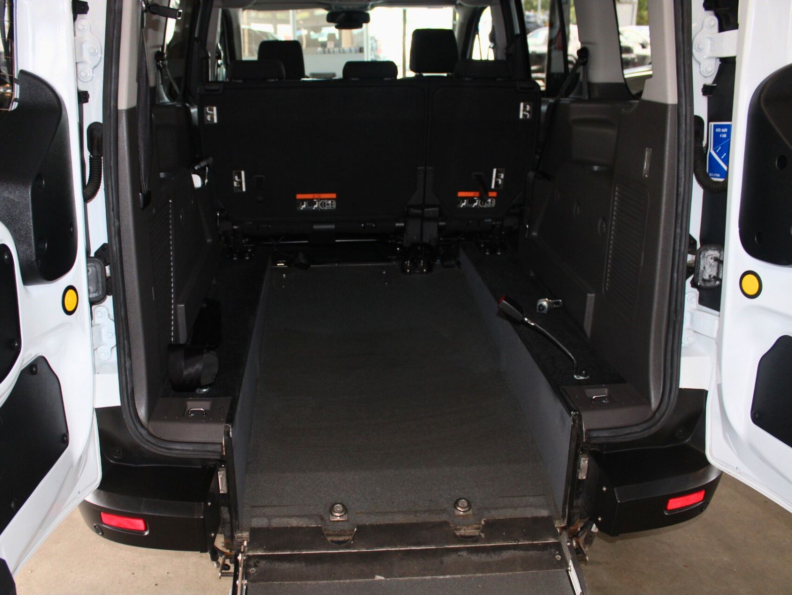 Fahrzeugabbildung Ford Transit Connect L2 Rollstuhlrampe Heckausschnitt