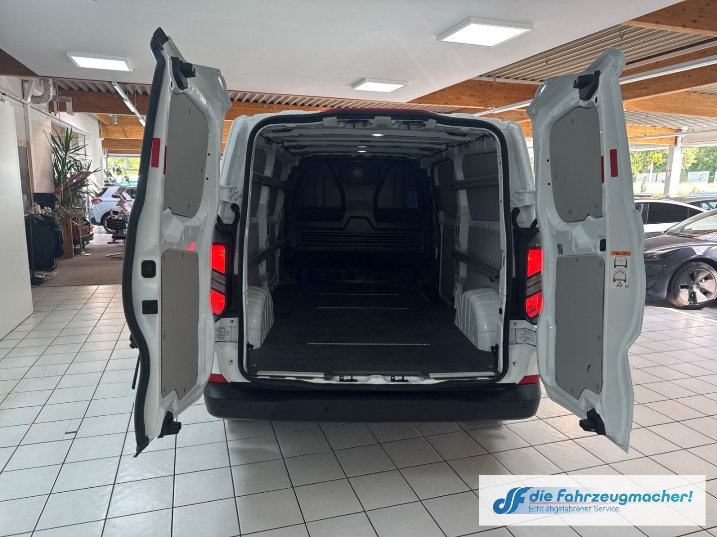 Fahrzeugabbildung Ford Transit Custom Kasten 320 L2 Trend FWD 2.0 EcoBl