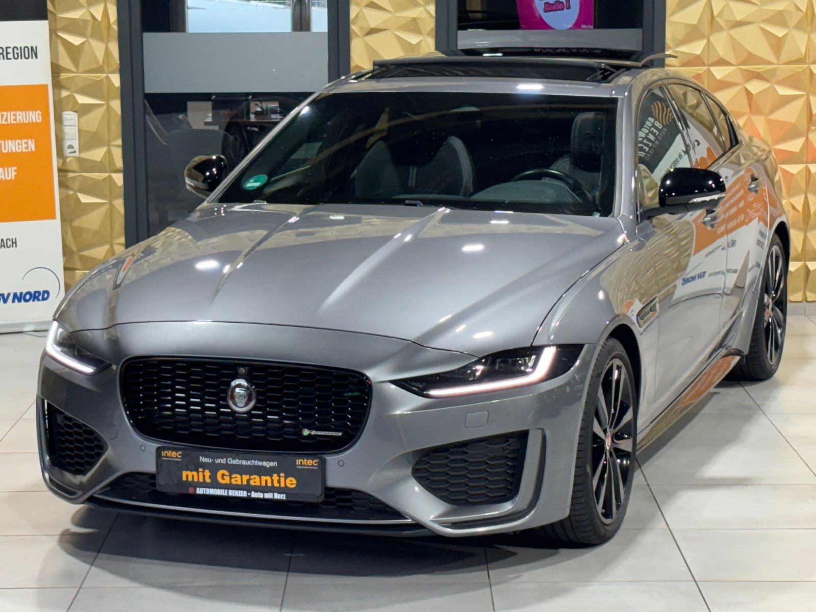 Fahrzeugabbildung Jaguar XE R-Dynamic Black/360''KAM/PANO/EXCLUSIV/MERIDI
